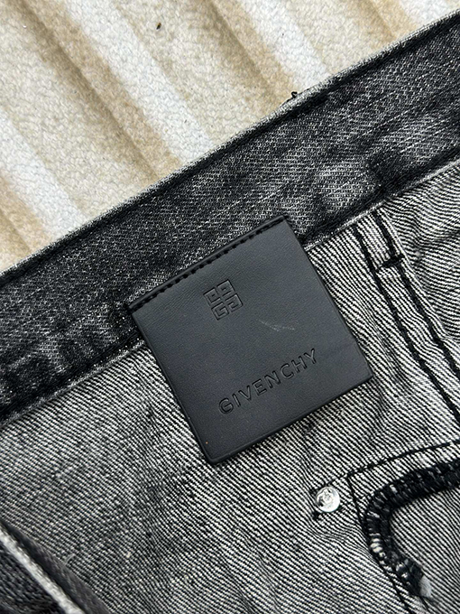 ジバンシイ 穴の開いたジッパーストレートジーンズ