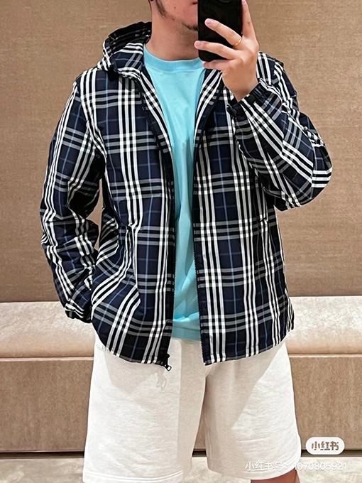 バーバリー 新しい古典的な格子縞のフード付きウインドブレーカージャケット