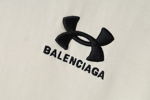 バレンシアガ クラシックロゴ胸刺繍バック大きなプリント半袖Tシャツ