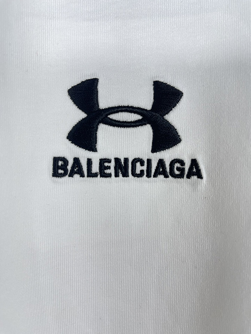 バレンシアガスーパーコピー 胸と背中に刺繍されたクラシックなロゴの半袖Tシャツ