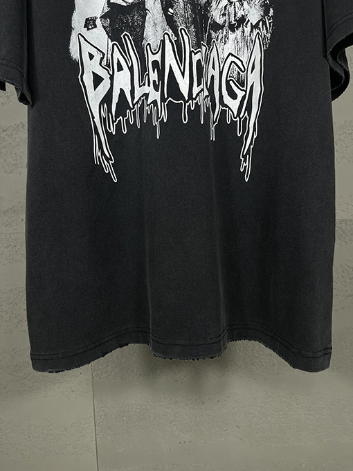 バレンシアガ  胸の前で水洗いして古くなって破壊した プリント半袖Tシャツ