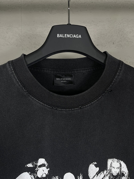 バレンシアガ  胸の前で水洗いして古くなって破壊した プリント半袖Tシャツ