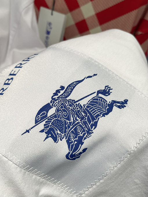 バーバリースーパーコピー 新しい乗馬騎士デカールロゴコットン半袖Tシャツ