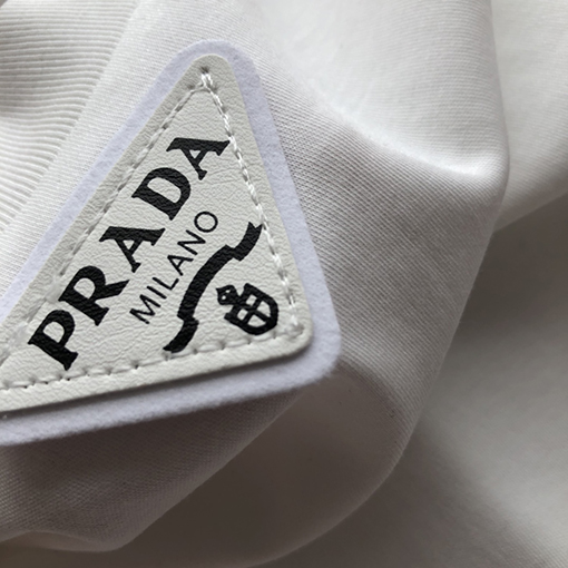 プラダ 新しいアルファベットの革の半袖Tシャツ