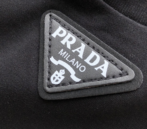 プラダ 新しいアルファベットの革の半袖Tシャツ