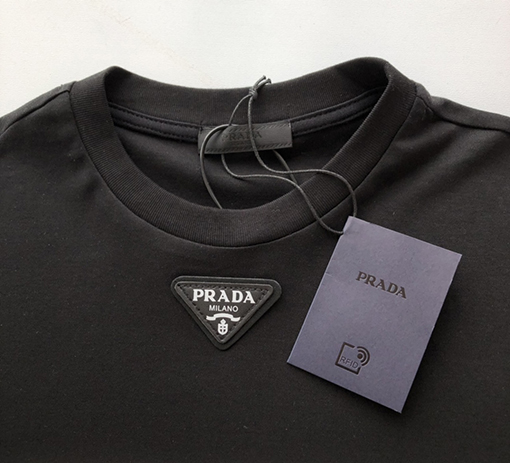 プラダ 新しいアルファベットの革の半袖Tシャツ