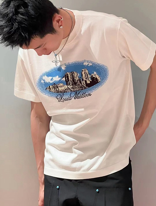 ルイヴィトンスーパーコピー  新しい LV ロゴ入り半袖Tシャツ
