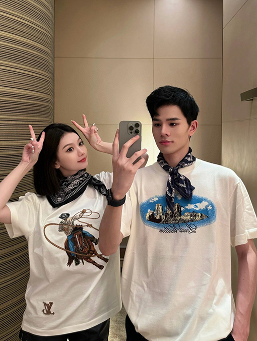 ルイヴィトンスーパーコピー  新しい LV ロゴ入り半袖Tシャツ