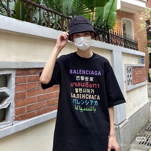 バレンシアガコピー 7つの言語のテキストプリントTシャツ半袖シャツ