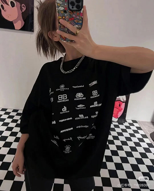 バレンシアガコピー フルプリントロゴ半袖Tシャツ