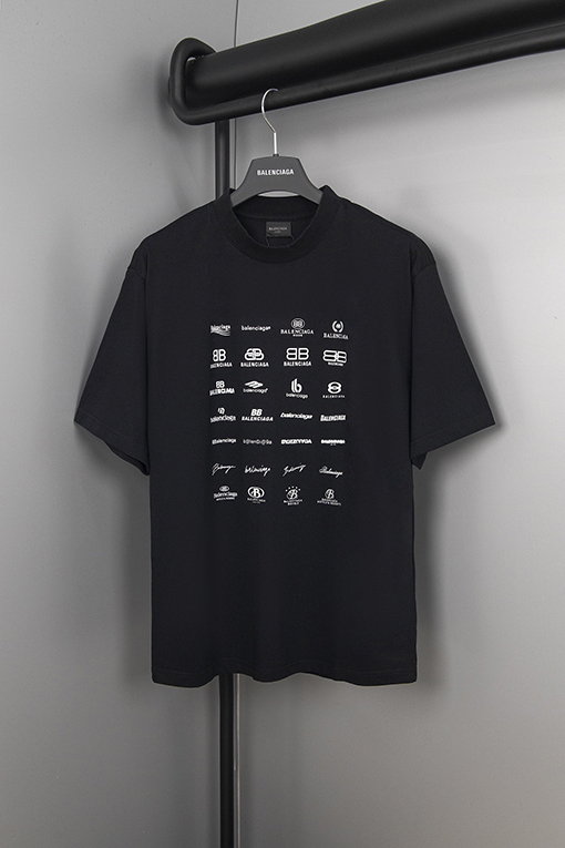 バレンシアガコピー フルプリントロゴ半袖Tシャツ