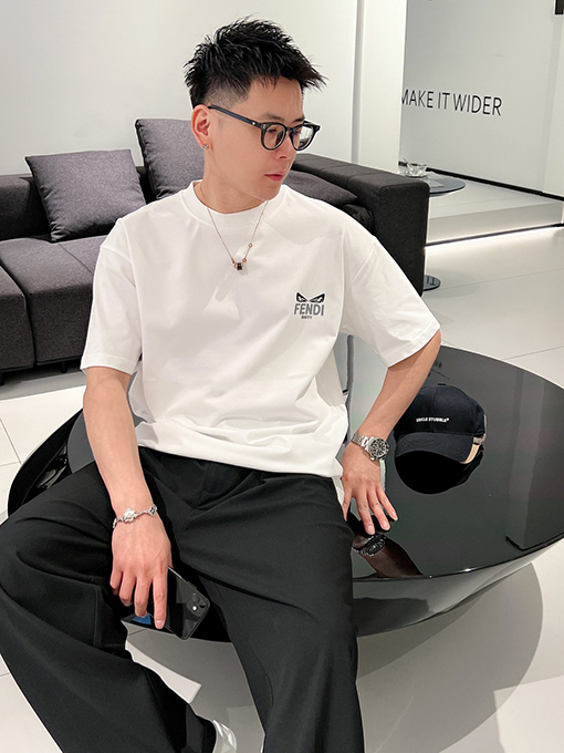 フェンディスーパーコピー 新しいシリーズのロゴ半袖Tシャツ
