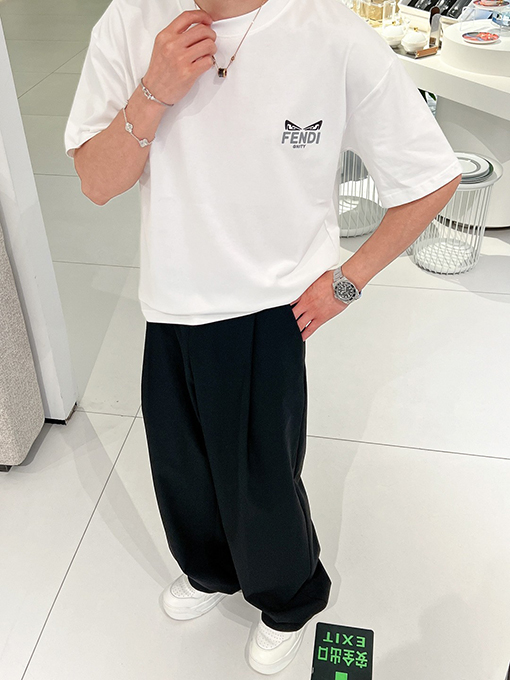 フェンディスーパーコピー 新しいシリーズのロゴ半袖Tシャツ