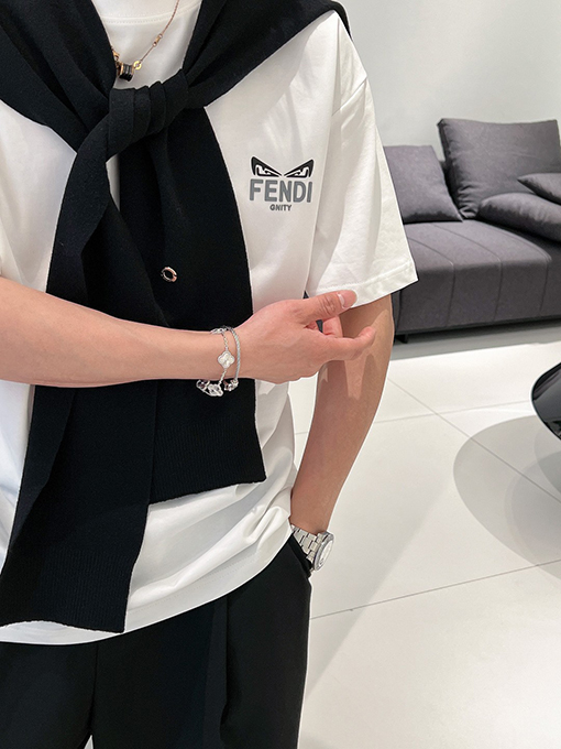 フェンディスーパーコピー  新しいシリーズのロゴ半袖Tシャツ