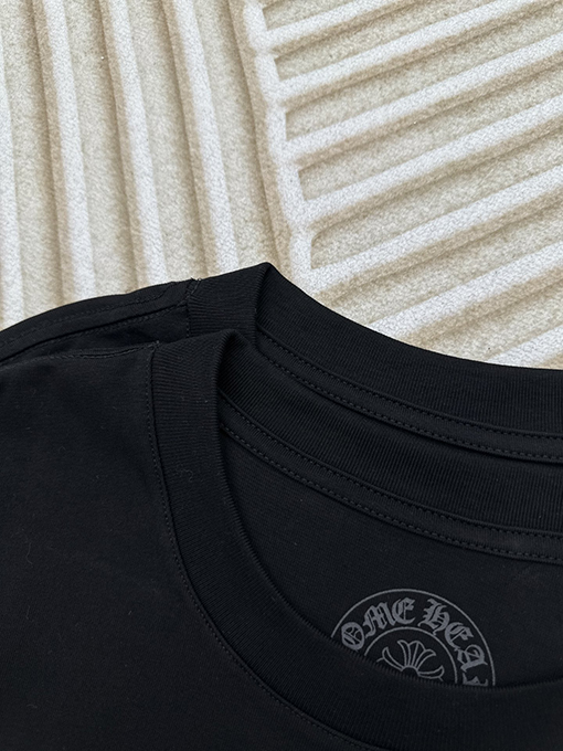 クロムハーツ スタイリッシュなゴールドのキラキラ半袖Tシャツ
