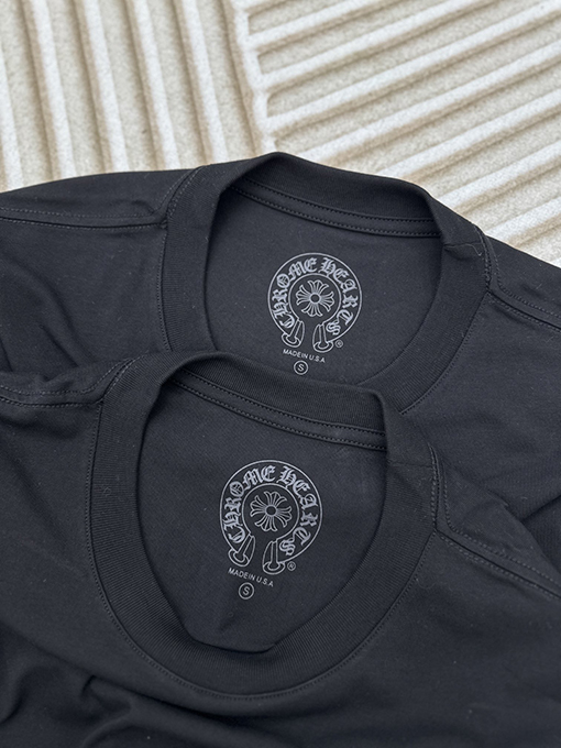 クロムハーツ スタイリッシュなゴールドのキラキラ半袖Tシャツ