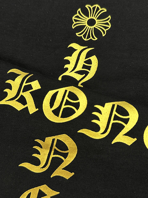 クロムハーツ スタイリッシュなゴールドのキラキラ半袖Tシャツ