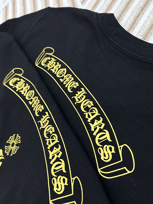 クロムハーツ スタイリッシュなゴールドのキラキラ半袖Tシャツ