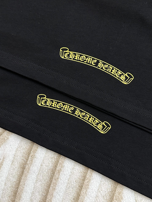 クロムハーツ スタイリッシュなゴールドのキラキラ半袖Tシャツ