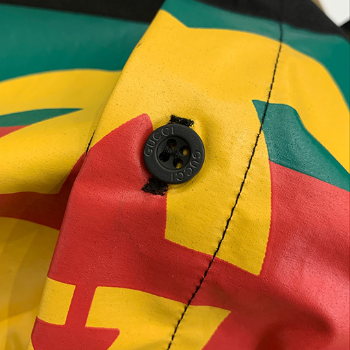 グッチスーパーコピー ダブルリングプリントの大きなロゴボタンシャツ