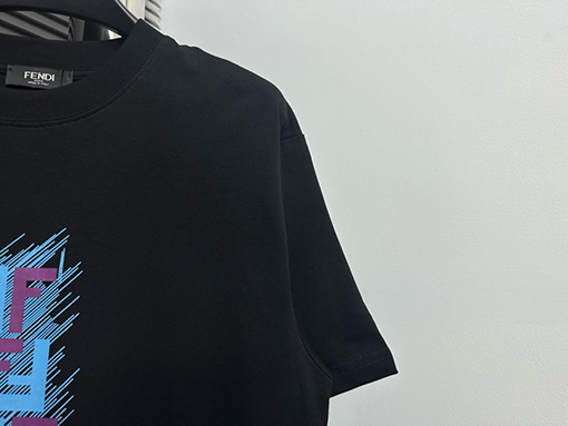 フェンディスーパーコピー ロゴラインプリントTシャツ半袖Tシャツ