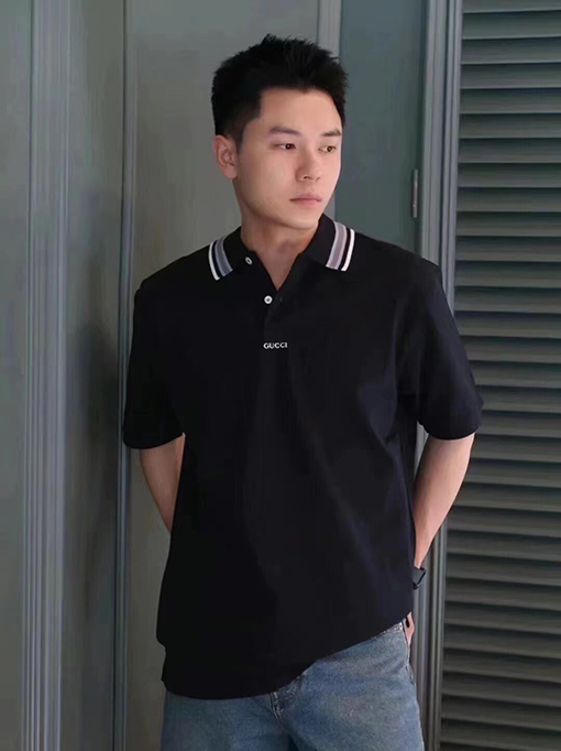 グッチ 胸ポケットのミニ刺繍ロゴ入りショートスリーブTシャツ