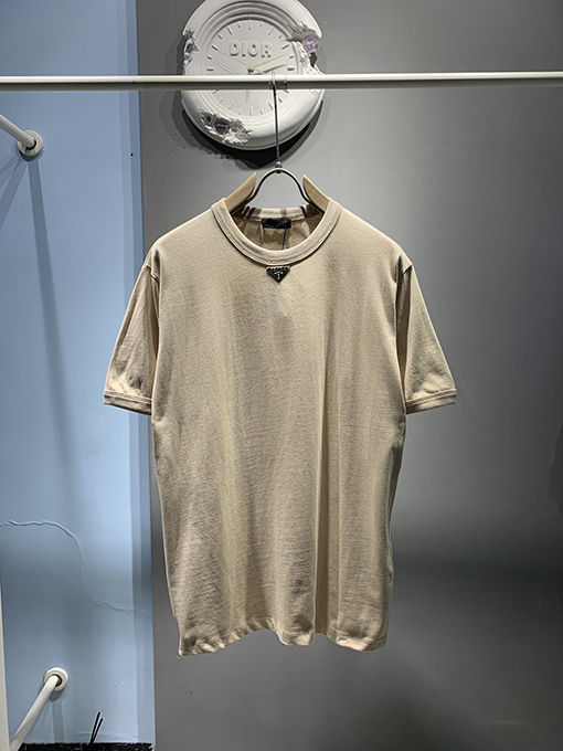 プラダ  新しいメタリックトライアングルロゴTシャツ