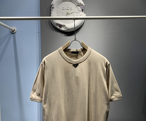 プラダ  新しいメタリックトライアングルロゴTシャツ