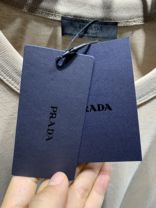 プラダ  新しいメタリックトライアングルロゴTシャツ