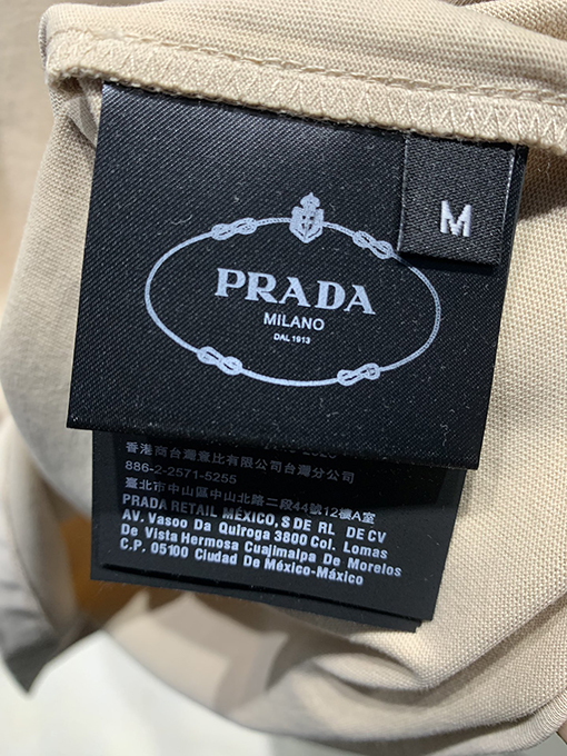 プラダ  新しいメタリックトライアングルロゴTシャツ