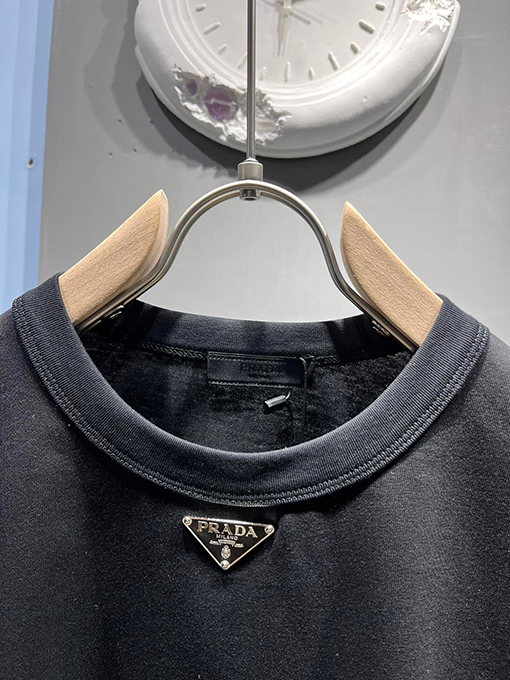プラダ  新しいメタリックトライアングルロゴTシャツ