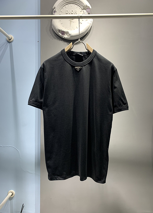 プラダ  新しいメタリックトライアングルロゴTシャツ
