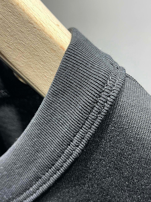 プラダ  新しいメタリックトライアングルロゴTシャツ