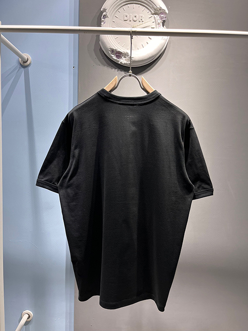 プラダ  新しいメタリックトライアングルロゴTシャツ