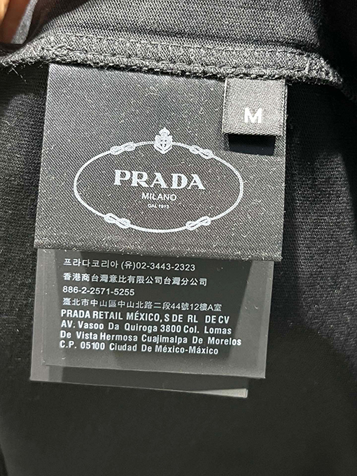 プラダ  新しいメタリックトライアングルロゴTシャツ
