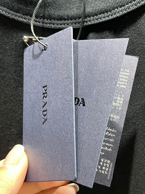 プラダ  新しいメタリックトライアングルロゴTシャツ