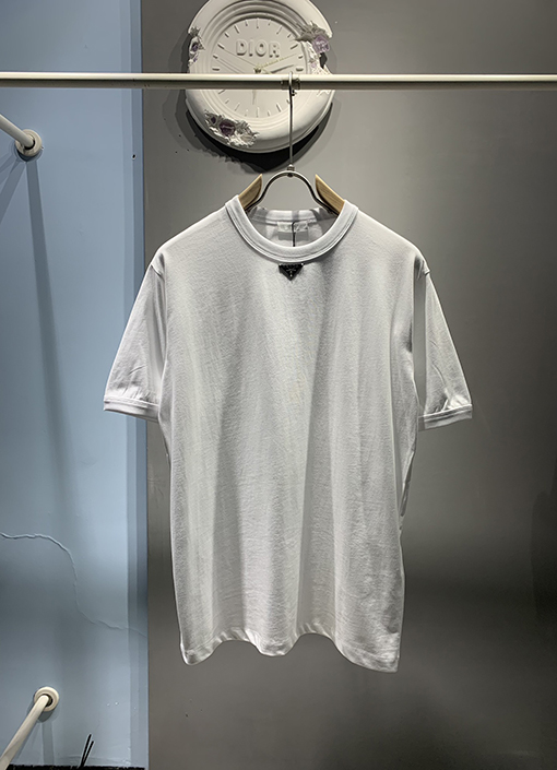 プラダ  新しいメタリックトライアングルロゴTシャツ