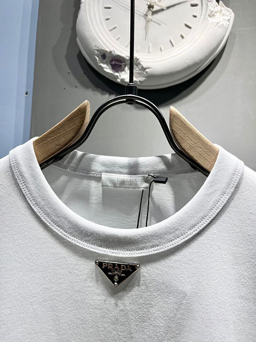 プラダ  新しいメタリックトライアングルロゴTシャツ