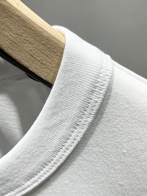 プラダ  新しいメタリックトライアングルロゴTシャツ