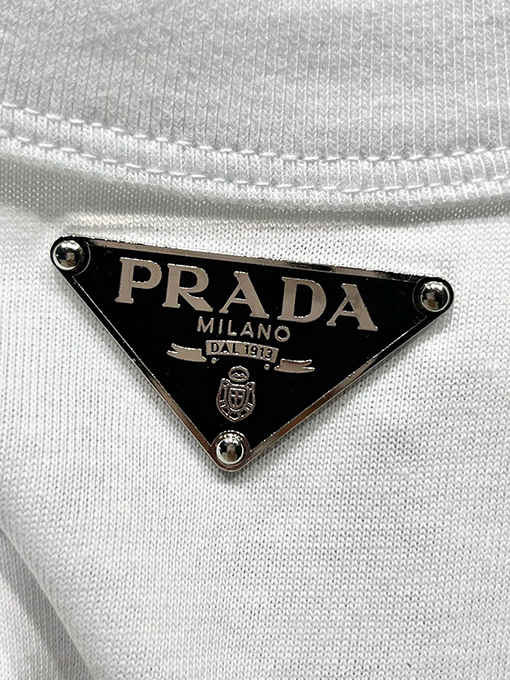 プラダ  新しいメタリックトライアングルロゴTシャツ
