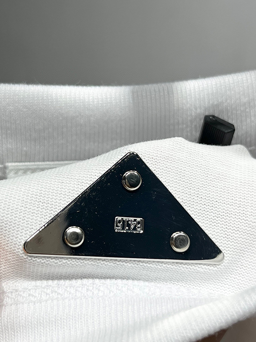 プラダ  新しいメタリックトライアングルロゴTシャツ