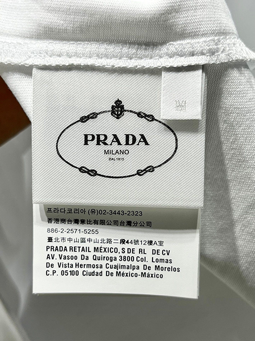プラダ  新しいメタリックトライアングルロゴTシャツ