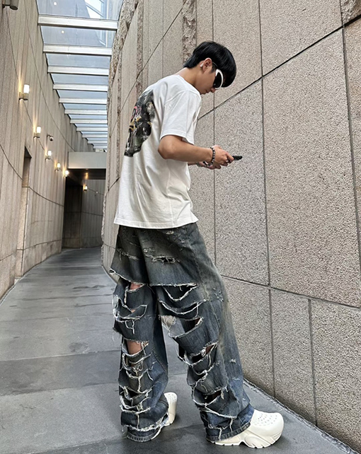 バレンシアガコピー ブルーのダメージデニムパンツ