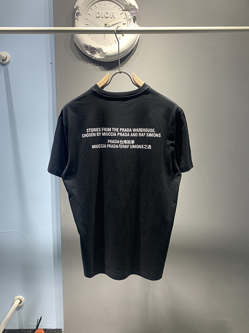 プラダコピー 新しいsphere ll倉庫ストーリーTシャツ