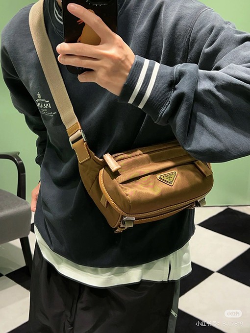 プラダ プリントロゴグラデーションウォッシュクルーネックパーカー