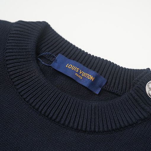 ルイヴィトン 胸に刺繍されたダイヤモンドボタンのクルーネックセーター