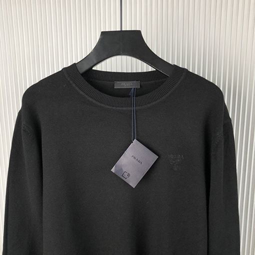 プラダ 小さな文字の刺繍ウールプルオーバーセーター
