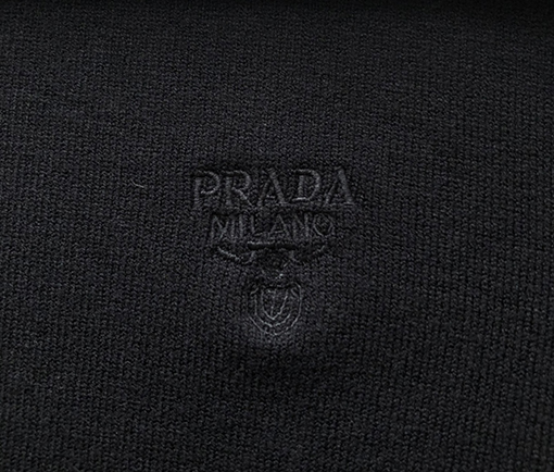 プラダ 小さな文字の刺繍ウールプルオーバーセーター