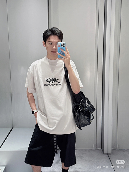 バレンシアガ  胸と背中にプリントされた半袖Tシャツ