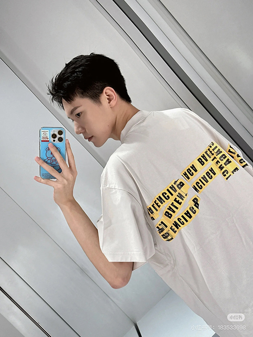バレンシアガ  胸と背中にプリントされた半袖Tシャツ